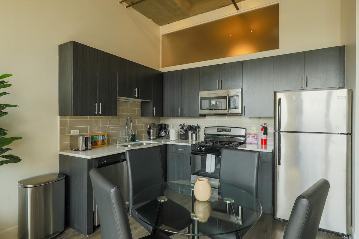 Walkable 2BR Apartment in Chicago South Loop with Optional Parking and Gym Access Near McCormick Place, Museum Campus & Lakefront - B&B Chicago