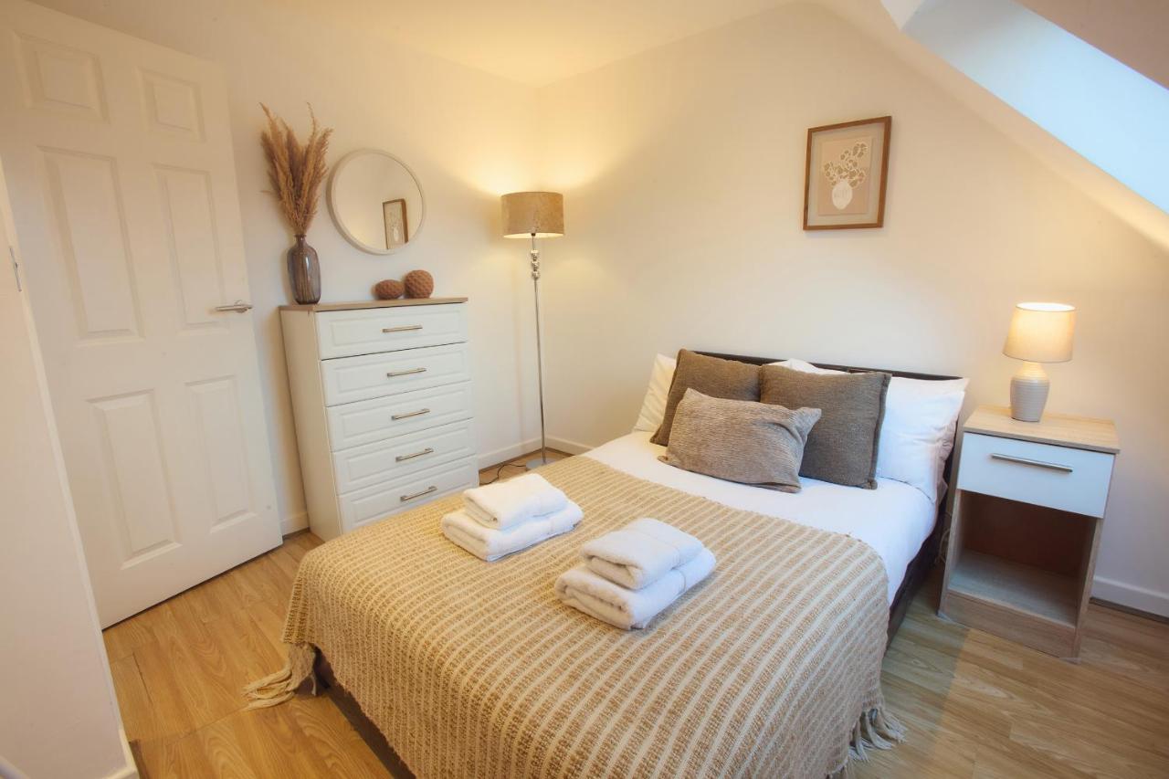 Large 4-bed house for up to 7 guests w 2x parking - B&B Oxford
