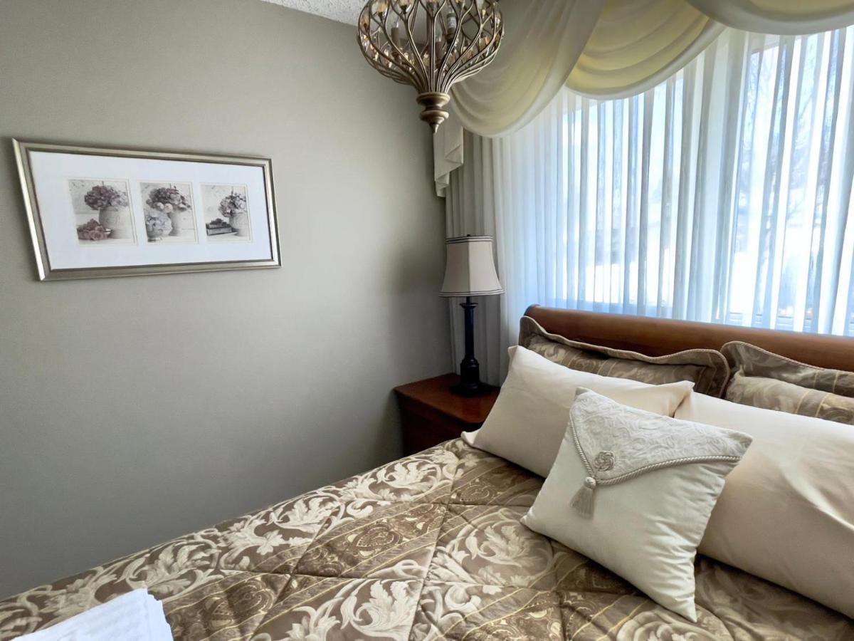 Bright 3-Bedroom Suite with Indoor Jacuzzi - B&B Winnipeg