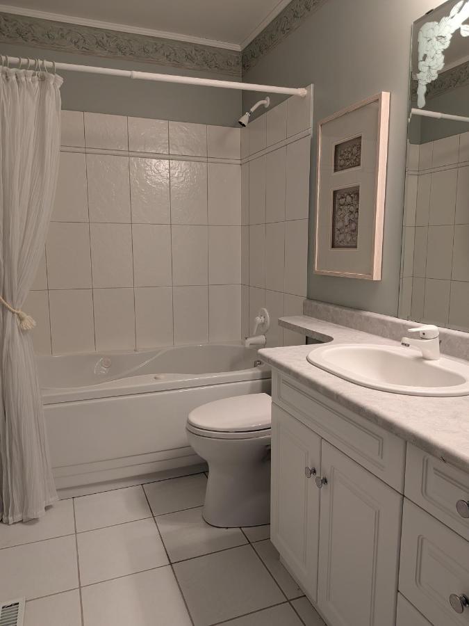 Bright 3-Bedroom Suite with Indoor Jacuzzi - B&B Winnipeg