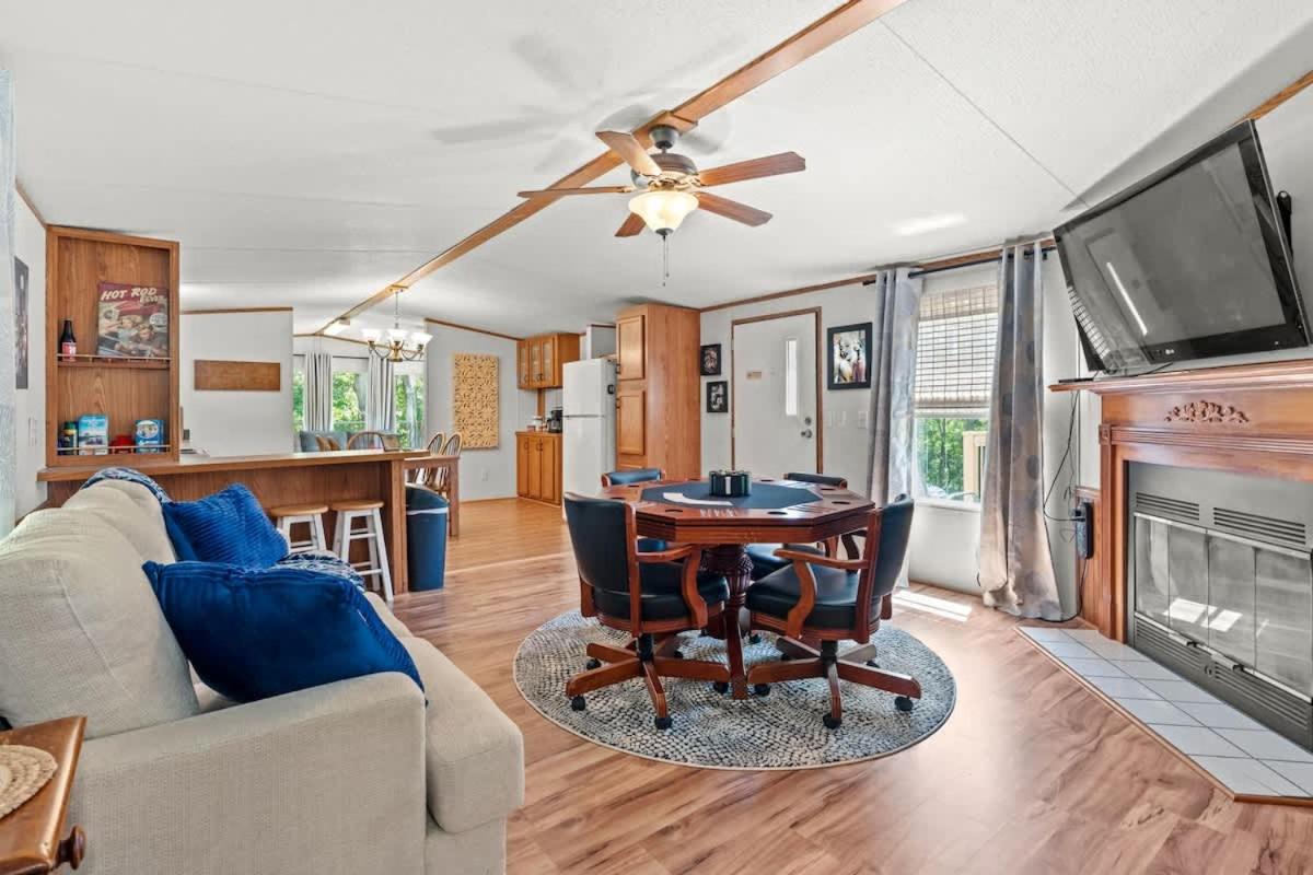 Waterfront - River Shack Retreat - Kayaks included - Bed and Breakfast McDaniels