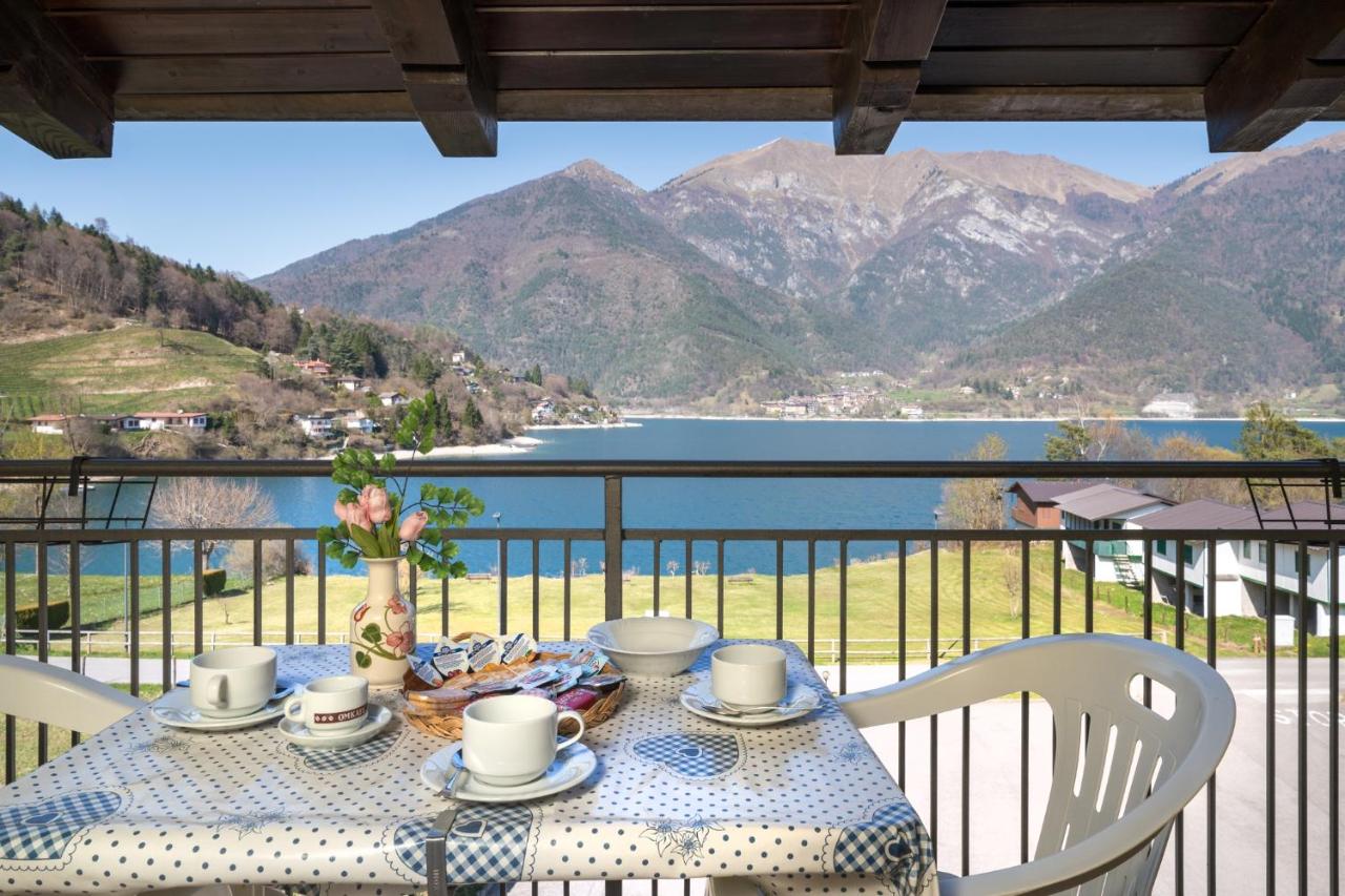 One-Bedroom Apartment with Lake View