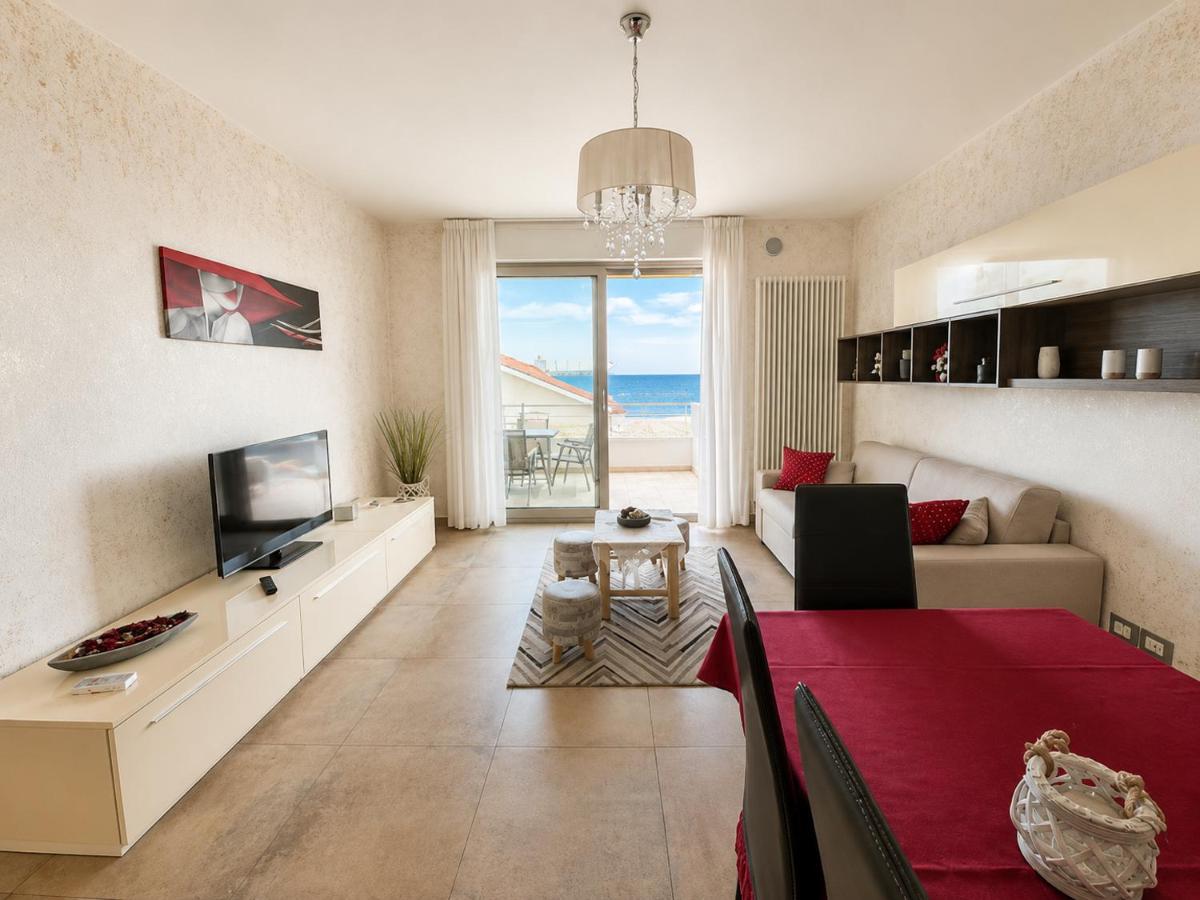 Apartamento de 2 dormitorios con terraza y vistas al mar