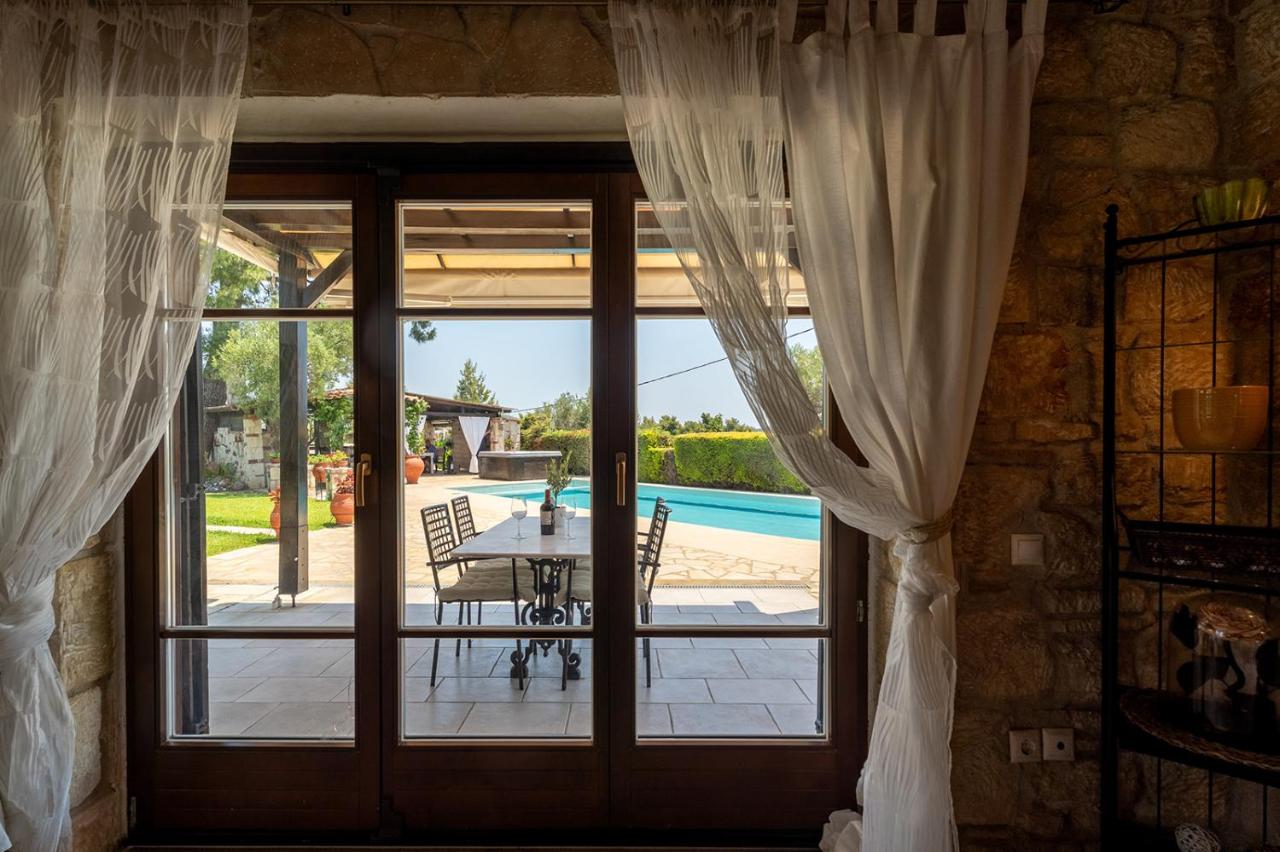 Eco Stone Villa with Private Pool and Jacuzzi - B&B Kalándra