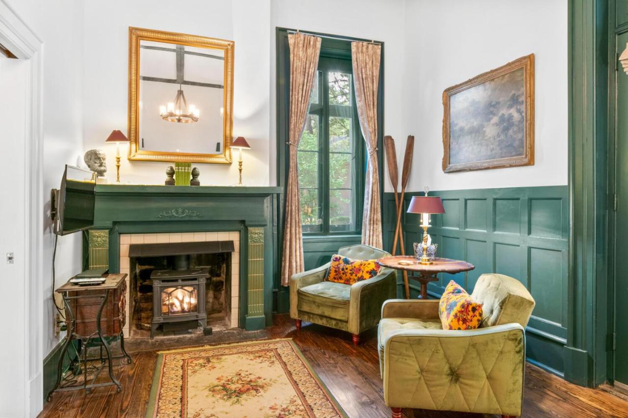 Spacious Studio on Historic Inn Property - B&B Asheville