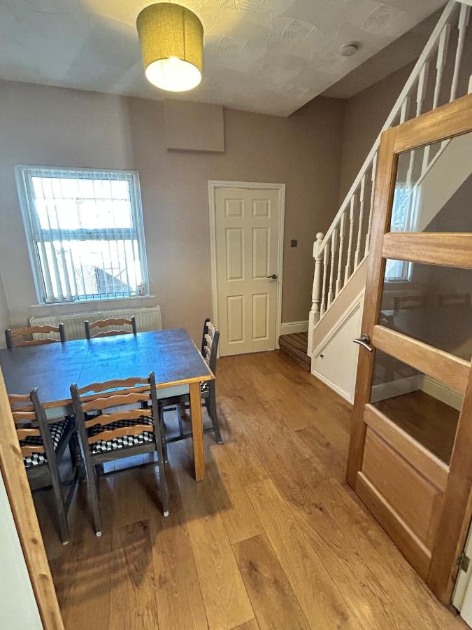 Charming, cosy 2 bed home in St Helens - B&B St. Helens