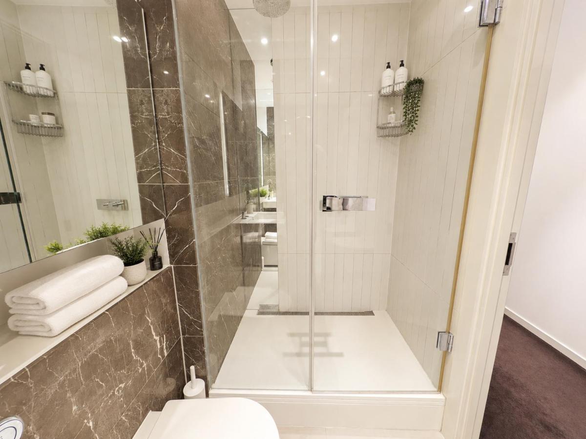Deluxe Two Bedroom Canary Wharf Apartment - Bed and Breakfast Londen