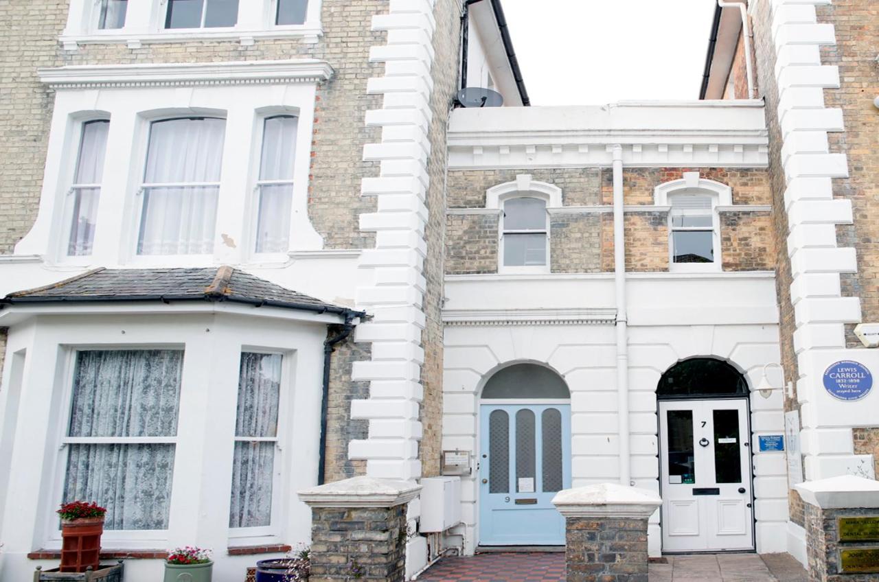 Heart of City Flat, 3 bedrooms, 2 baths,7 beds - B&B Eastbourne