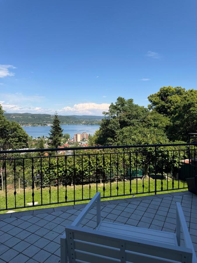Zimmer mit Kingsize-Bett und Seeblick
