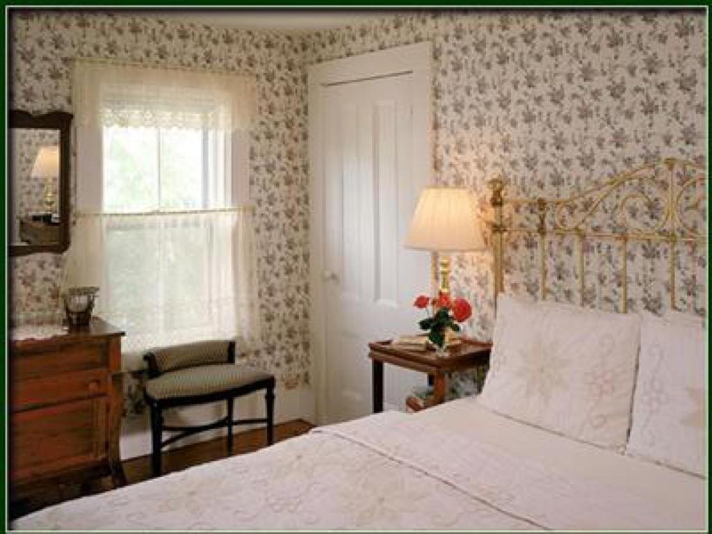 Habitación con cama grande y vistas al jardín
