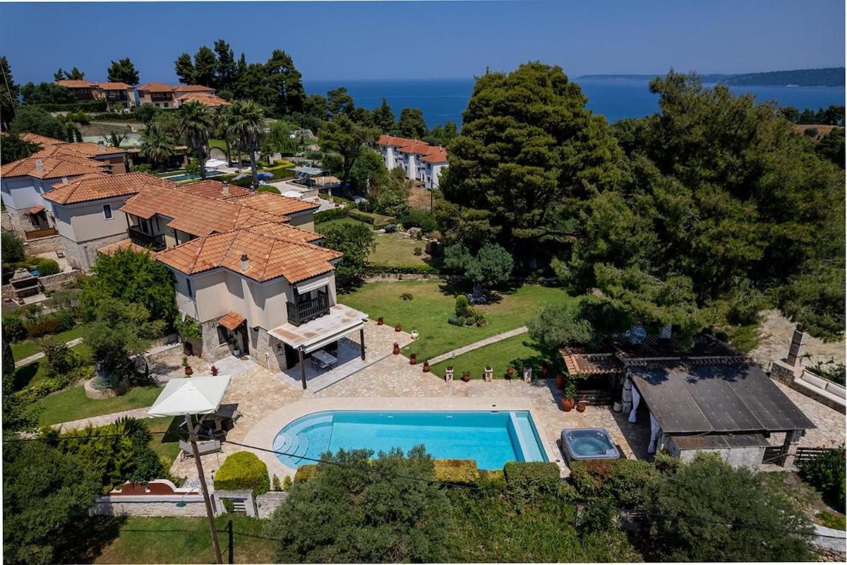 Eco Stone Villa with Private Pool and Jacuzzi - B&B Kalándra