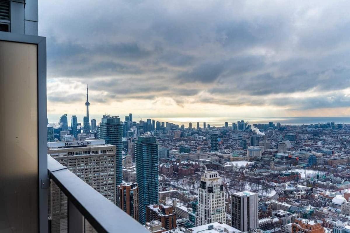 Luxury 1BR Plus Den Retreat- Balcony & City Views - Chambres d'hôtes Toronto