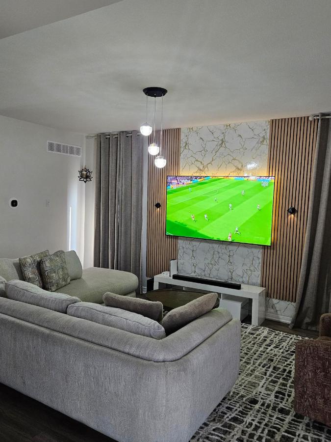 Luxury 4 BDRM Niagara Escape with Free Falls Drop -Off - B&B Thorold