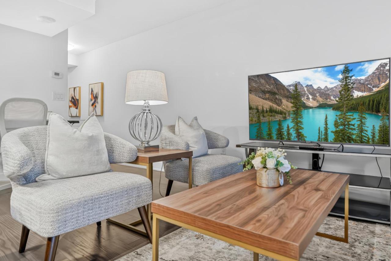 Luxury Condo by subway, UofT, Parking, Pool, Gym - B&B Toronto