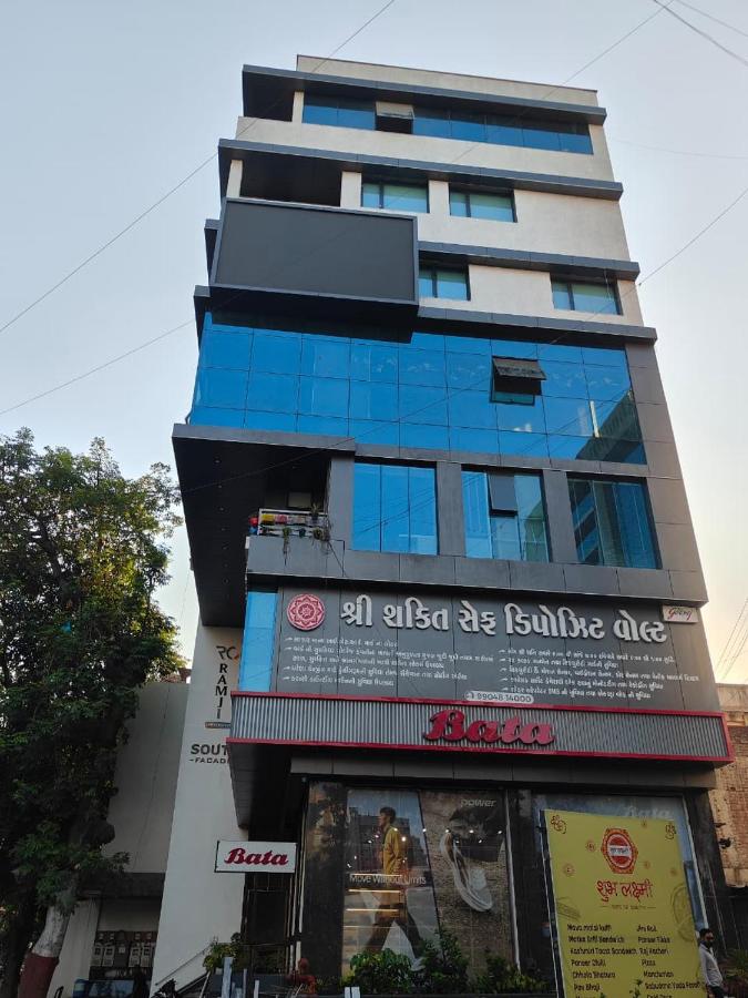 Nirrtul Crystal 1BHK Apartment Cozy & Quite - B&B Surat