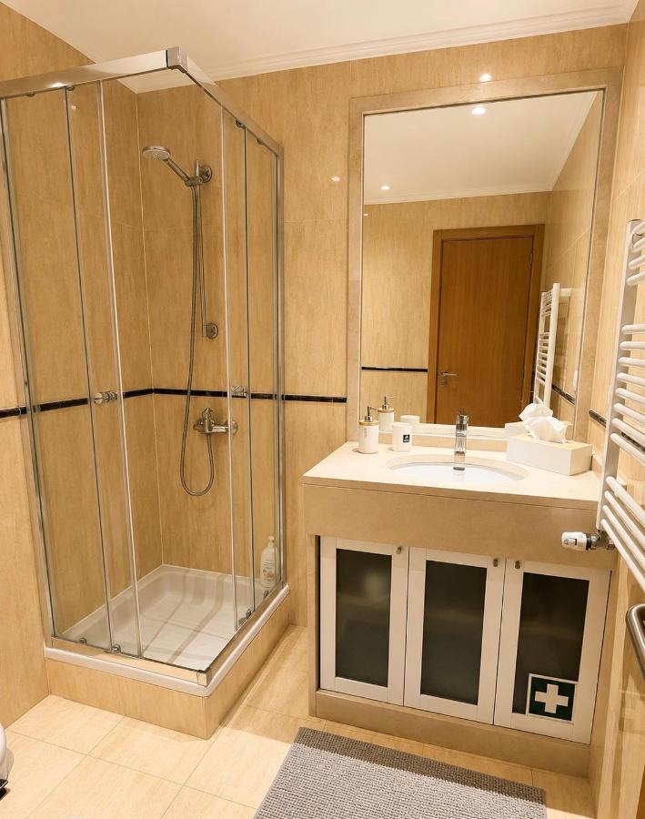 Cosy room with bathroom and private access - B&B Sesimbra