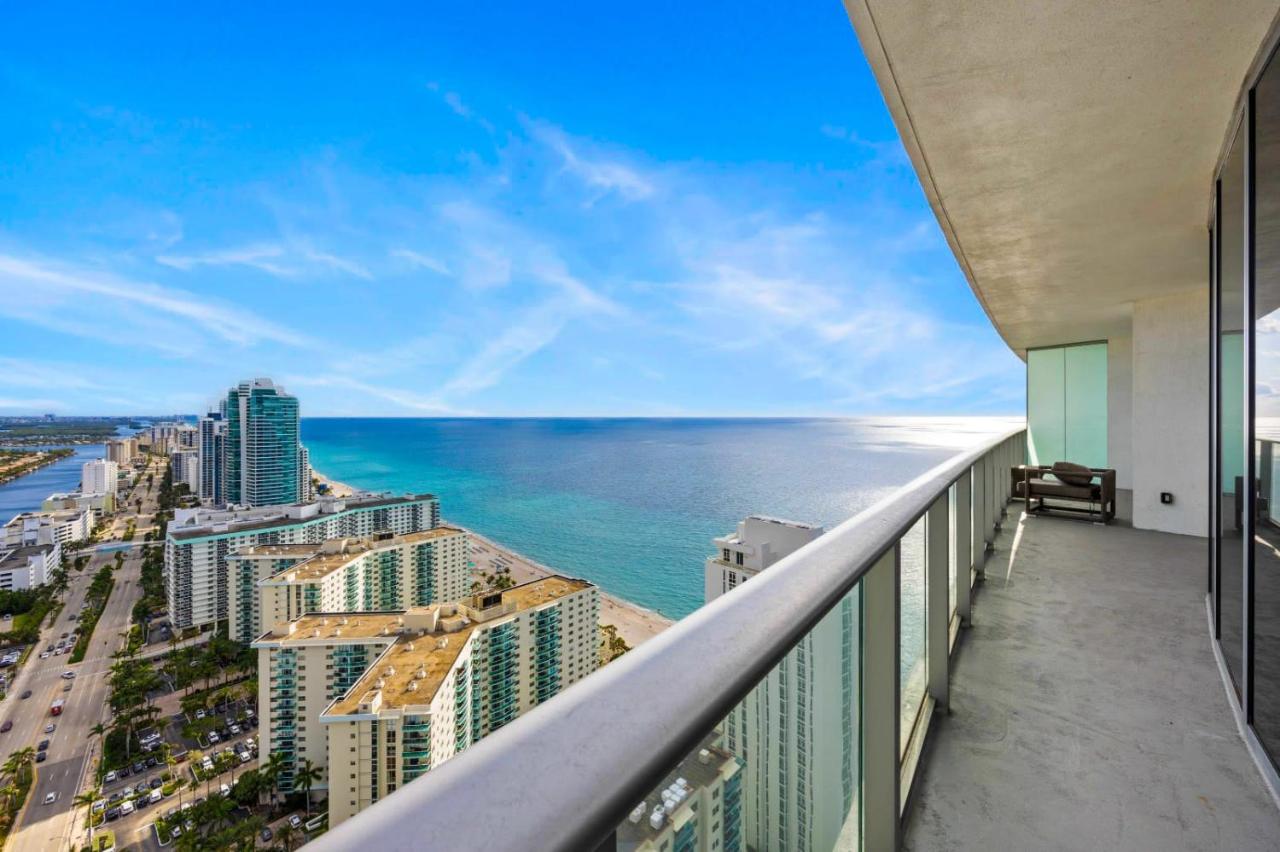 Corner condo, Wraparound Balcony Ocean and City Views at LYFE Resort - Ferienwohnung Hollywood