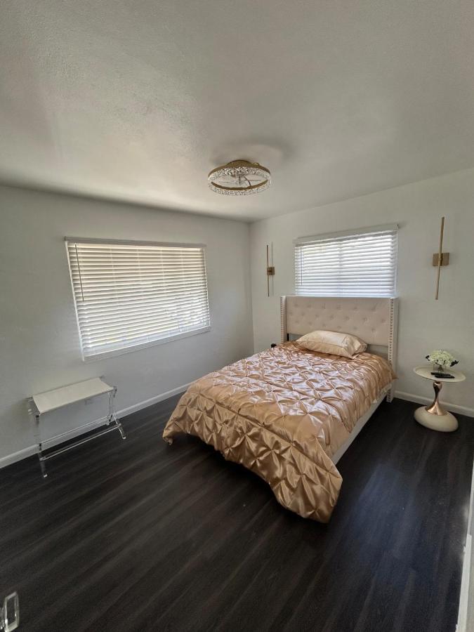St Pete Family Beach House 10 mins from Madeira Beach, Pool Table, Fire Pit! - Chambres d'hôtes St. Petersburg