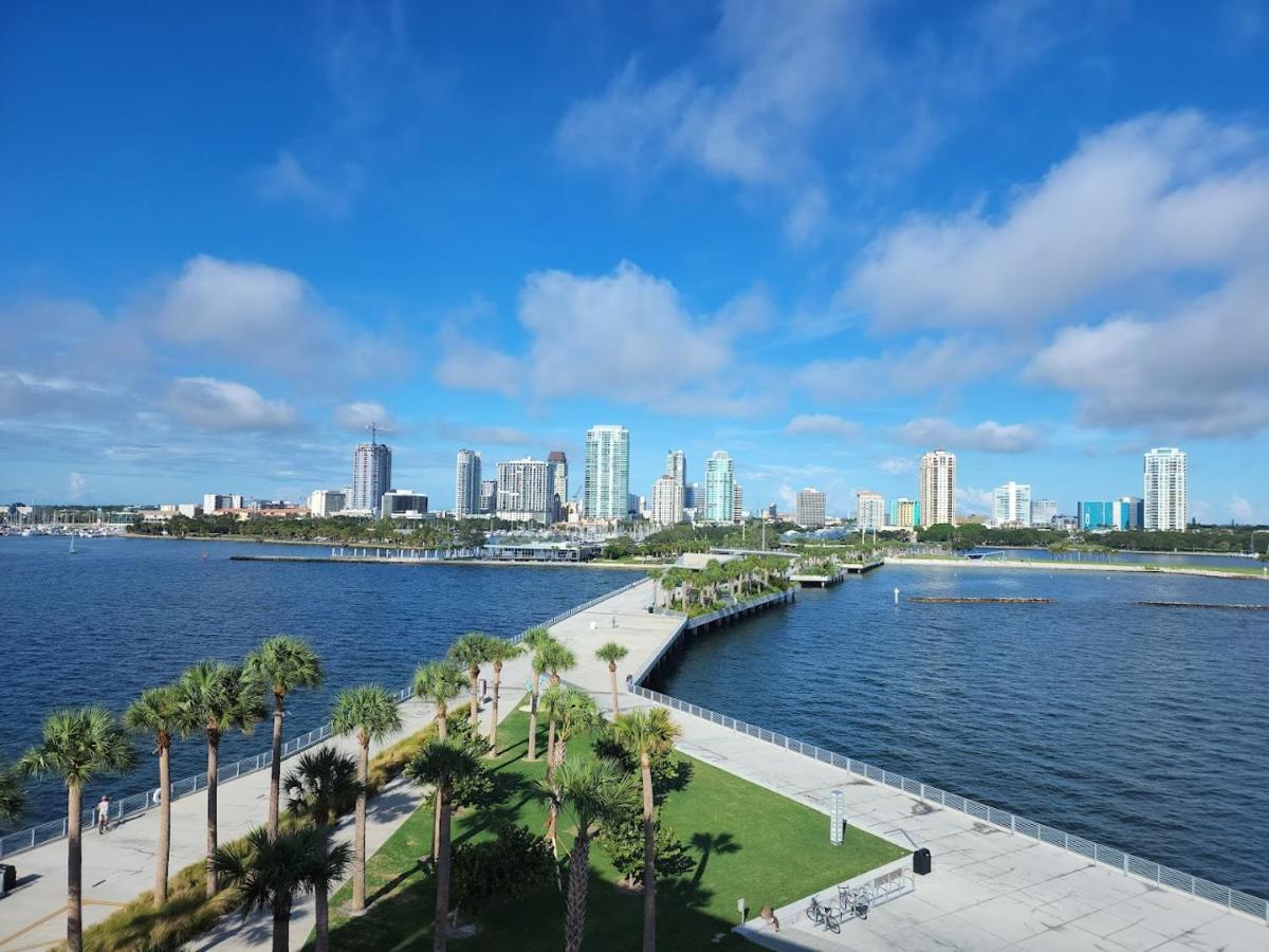 Long Term Rental In St Pete 10 mins from Treasure Island Pool Table, Games, Fire Pit FREE NETFLIX - Chambres d'hôtes St. Petersburg
