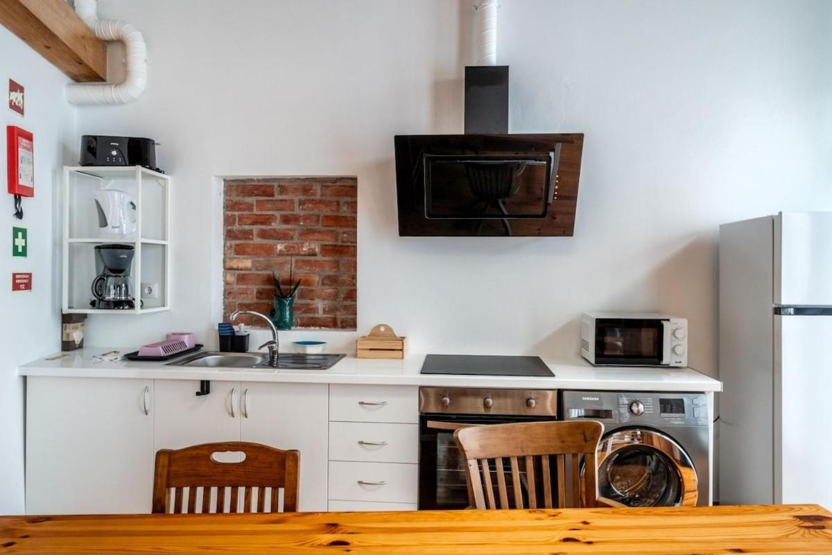 Breezy Sunlit Loft in Porto Brandão - B&B Caparica