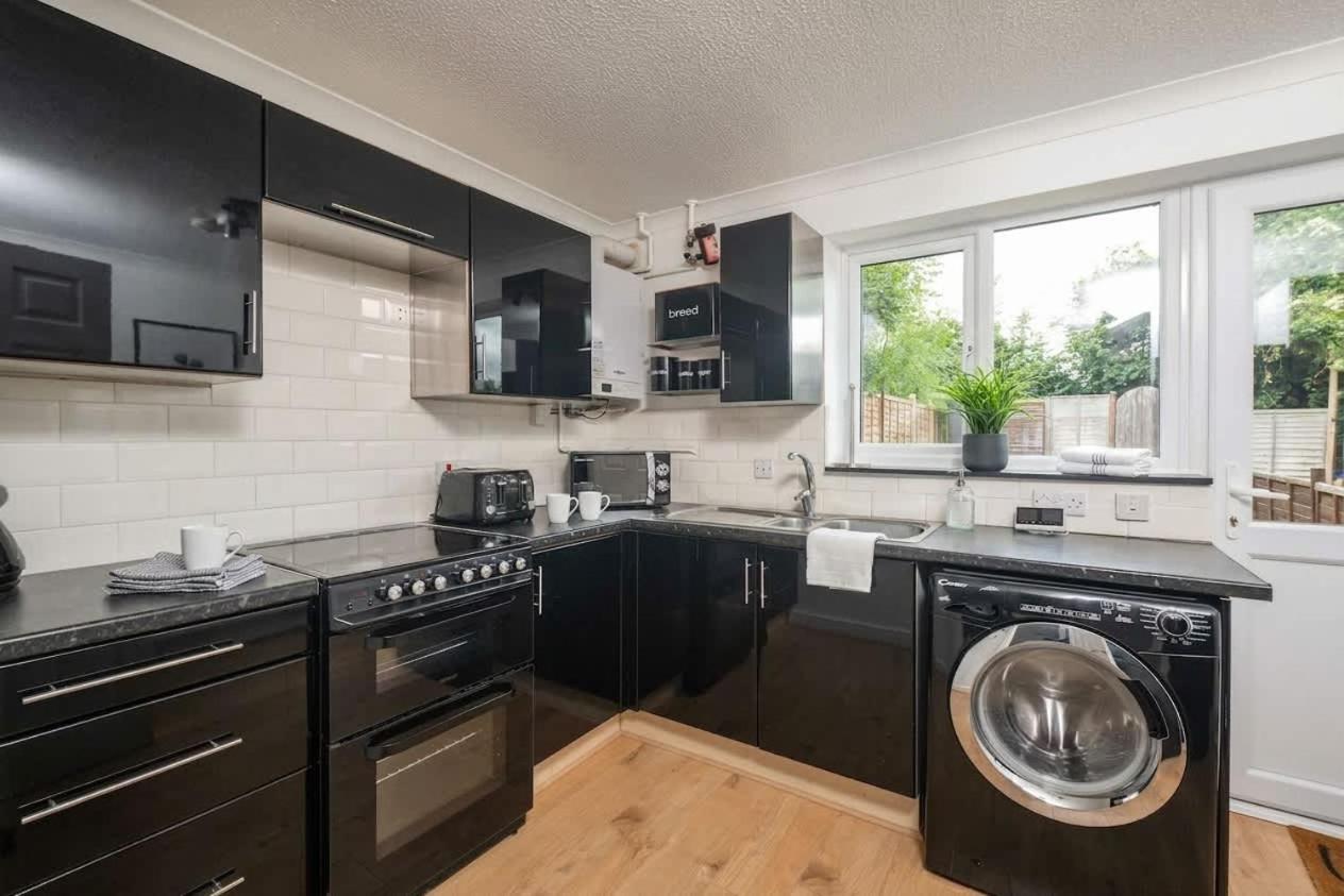 Comfortable 2 Bedroom Home with Parking in Taunton - B&B Taunton