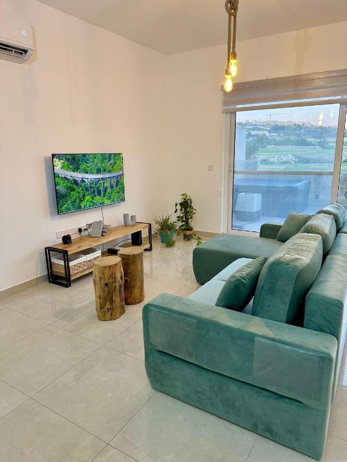 Peaceful Retreat with private hot tub - Bed and Breakfast Għajnsielem