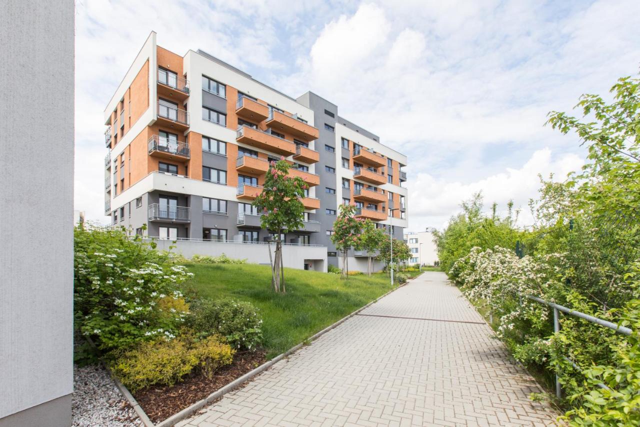 Brand New Apartment with Patio - Near Metro & Shopping Mall - Chambres d'hôtes Prague