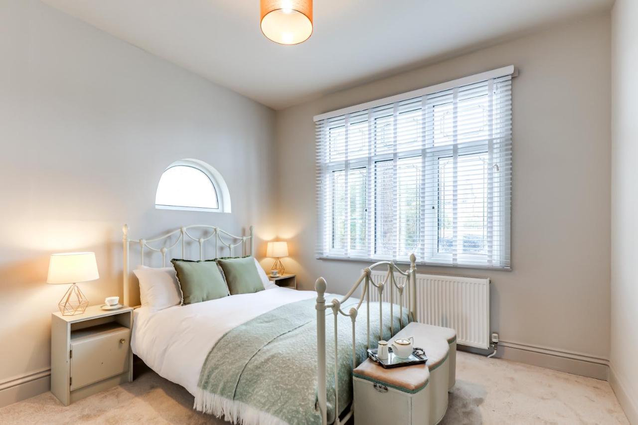 Spacious 4 bed, 1 bath Bungalow, Southend, Essex - Ferienwohnung Southend-on-Sea