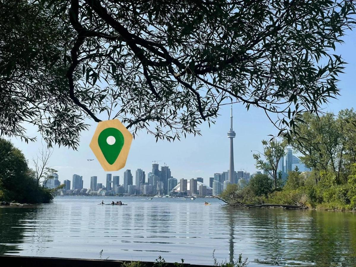 FIFA CN tower lakeshore condo 1masterbedroom plus1den 2br1b with parking - Chambres d'hôtes Toronto