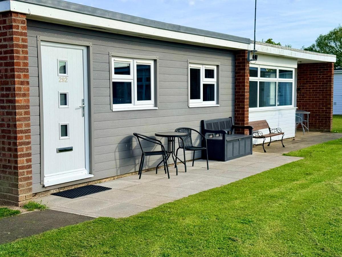 Luxury Scratby holiday park chalet with free swimming - B&B Scratby