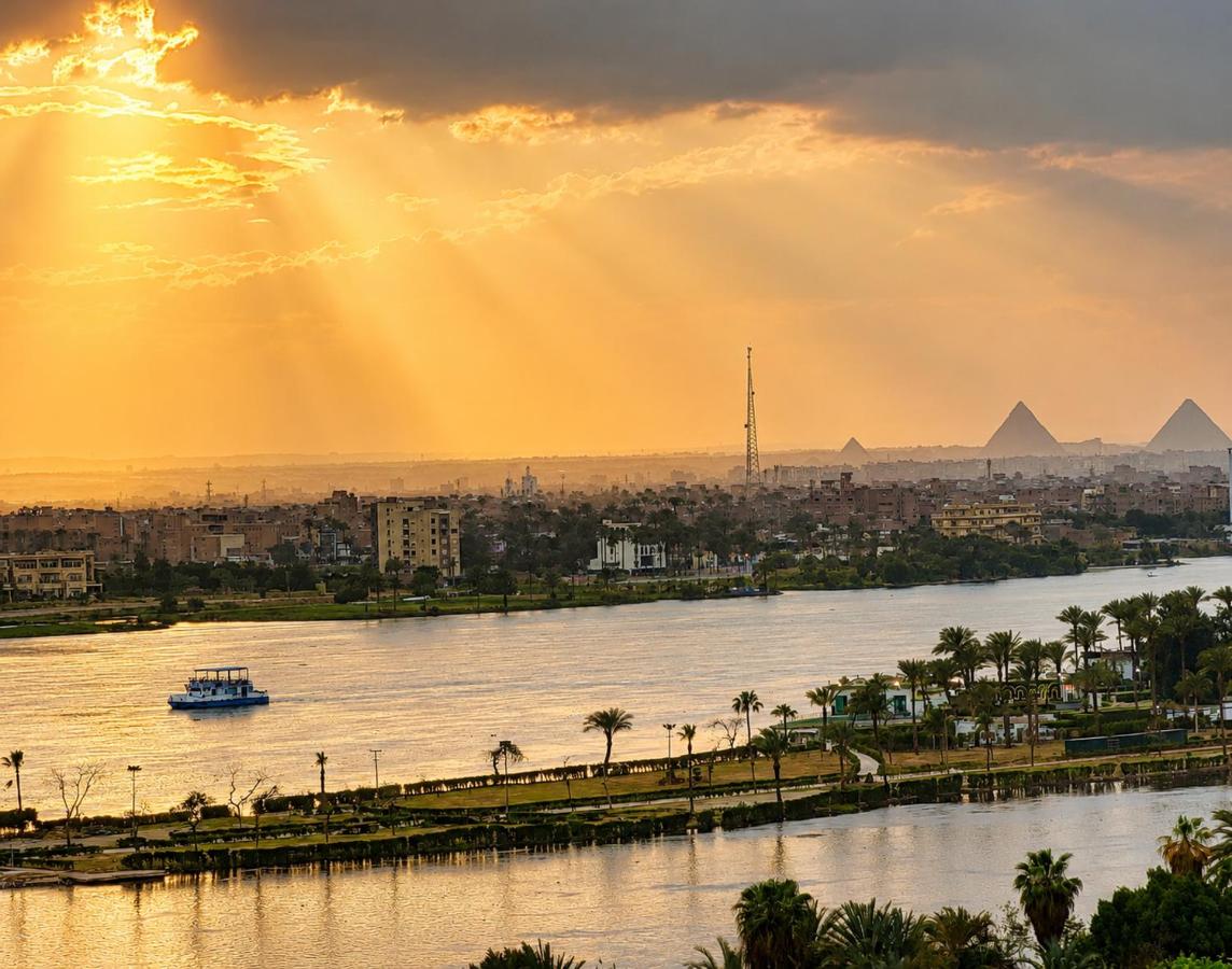 Breathtaking Nile and Pyramids View - Maadi - 3BR - B&B Cairo
