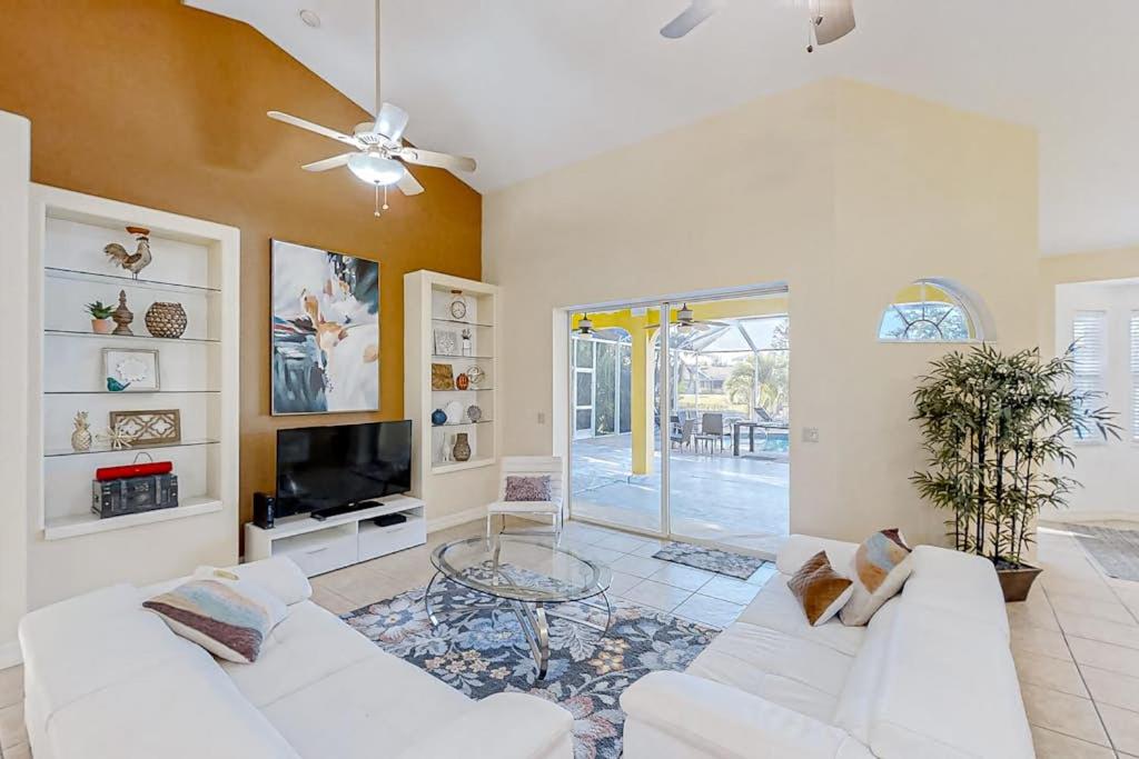 Waterfront Hideaway - B&B Cape Coral