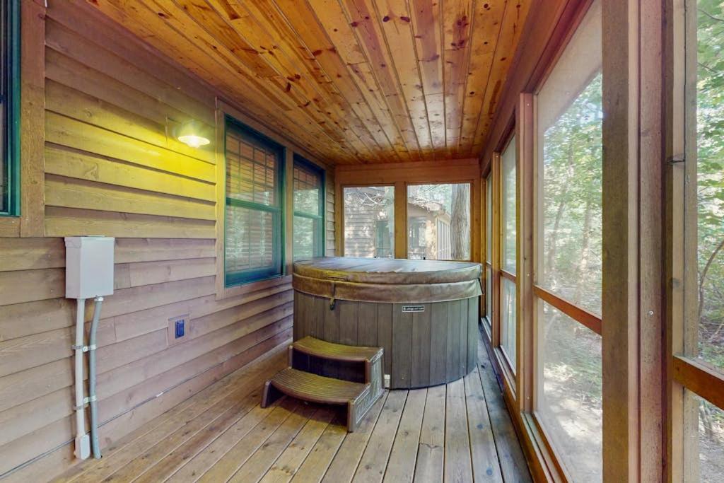 Kingfisher Cove Cabin 19 - Bed and Breakfast Saugatuck