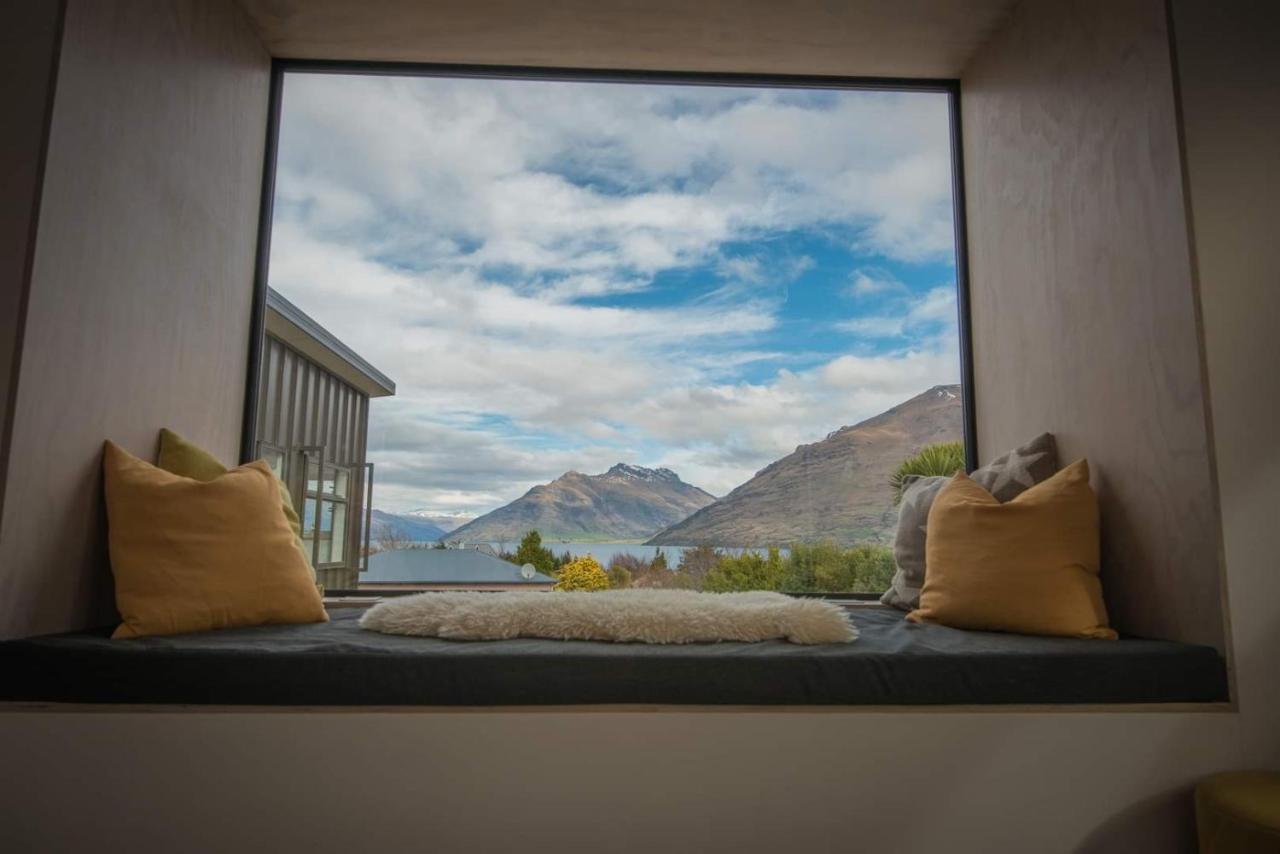 Sunny Escape with Hot Tub & 360 Mountain Views, 3 Bedroom - Chambres d'hôtes Queenstown