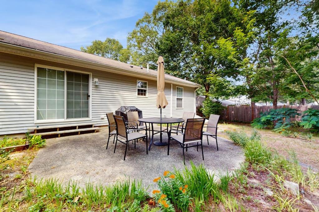 Breezy Beach Escape - Bed and Breakfast West Yarmouth