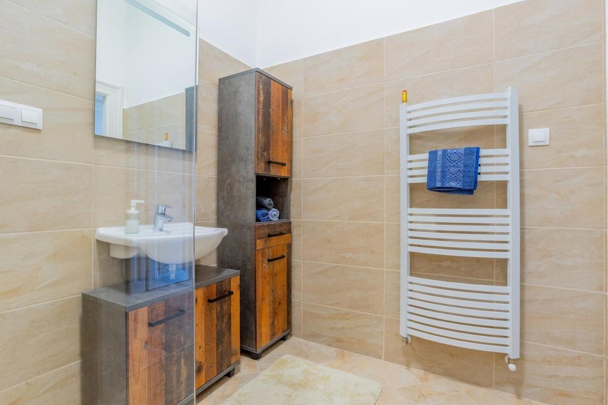 Spacious 3BR Roomy Apartment at Puskás Stadium - B&B Budapest