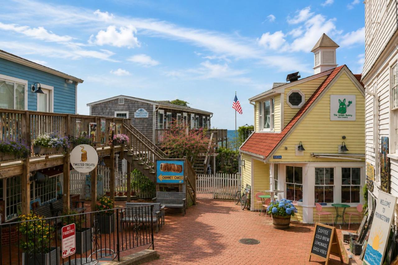 Waterfront Studio - Bay Views, Steps to Comm St - B&B Provincetown