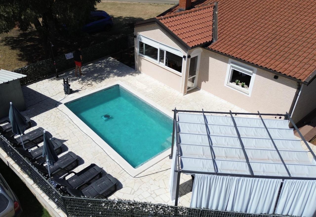 Sun&Sea Mediterranean Villa with Private Pool, BBQ&Terrace - Chambres d'hôtes Poreč