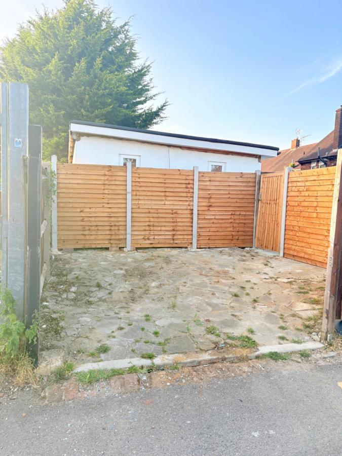 Garden Nest, Free Parking , Private Access , WiFi , 5 mints Drive to Luton airport , Train station, Town centre , M1 - Chambres d'hôtes Luton
