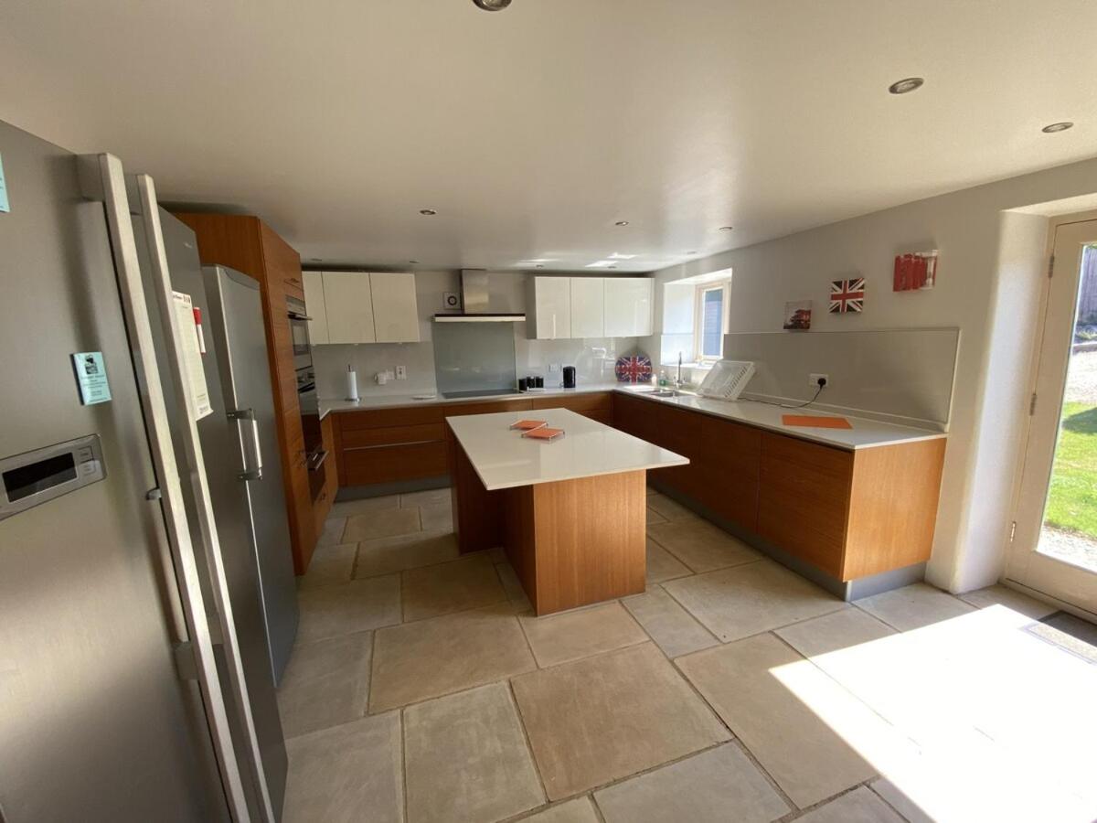 Malt Barn Holiday Home with 7 Bedrooms Hot… - B&B Brize Norton