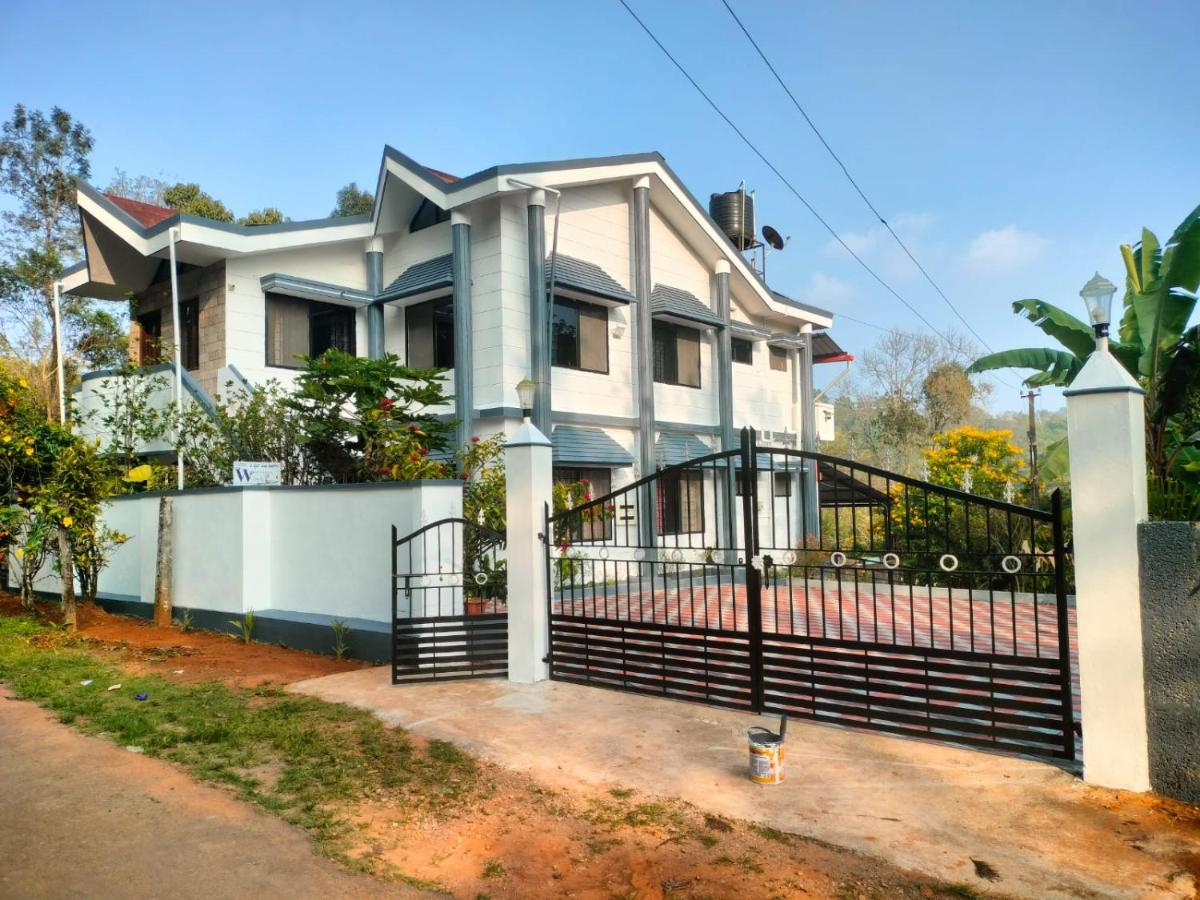 Janani the river view white villa - B&B Madikeri