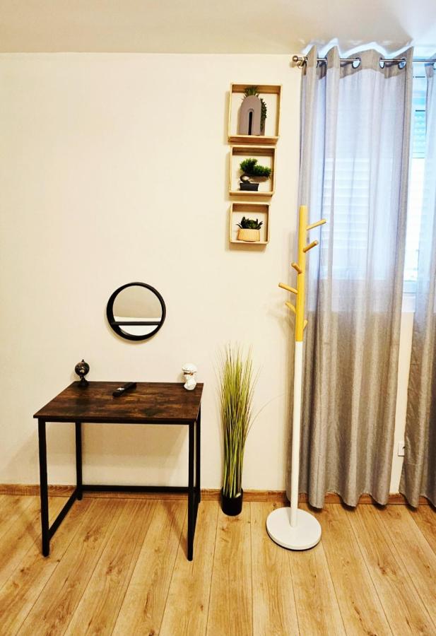 Belle Appartement avec 2 studios 2 salles de bain & Parking Gratuit dans le rue RDC proche centre - Chambres d'hôtes Épernay