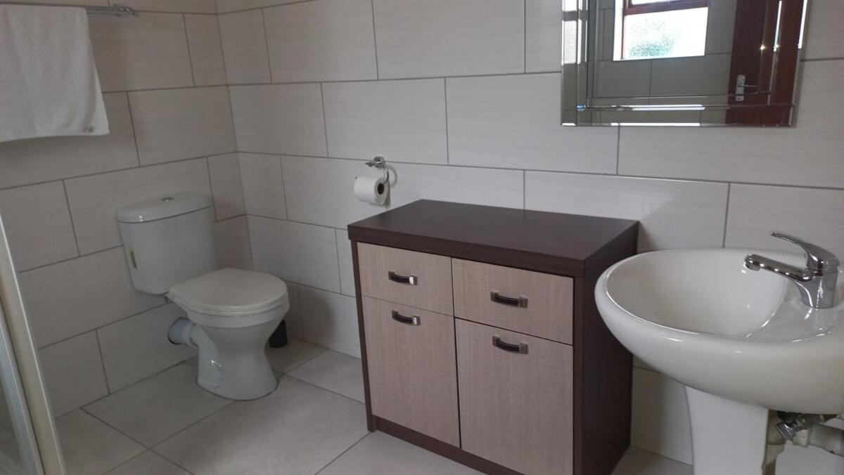 Sintha guest house - Bed and Breakfast Kraaifontein