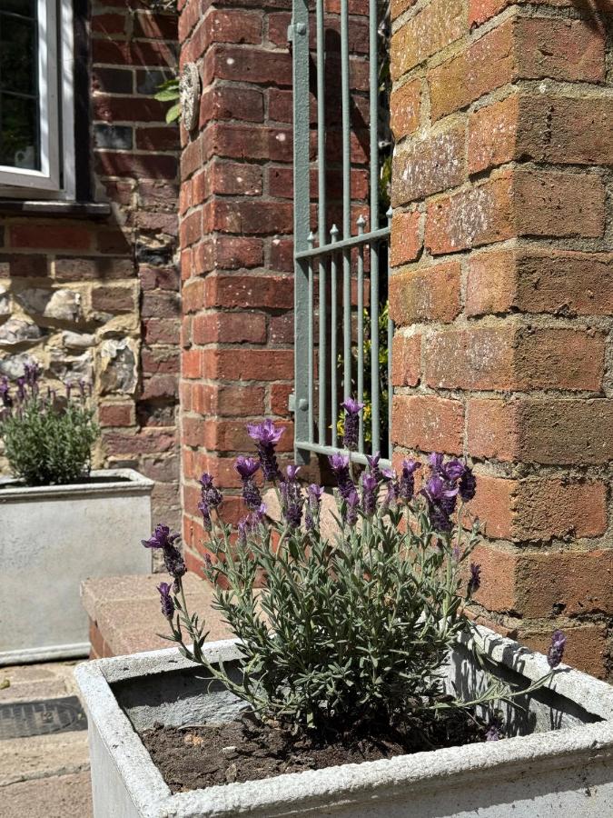 3 Bedrooms, 3 Double Beds, 6 Guests, Countryside Thatched Cottage - B&B Four Marks
