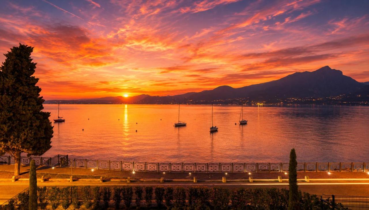 SalvatoreHomes - Casa Azura - Ultra Luxury Waterfront Apartment in the Heart of Torri del Benaco with Saltwater Pool & Direct Beach Access - Chambres d'hôtes Torri del Benaco