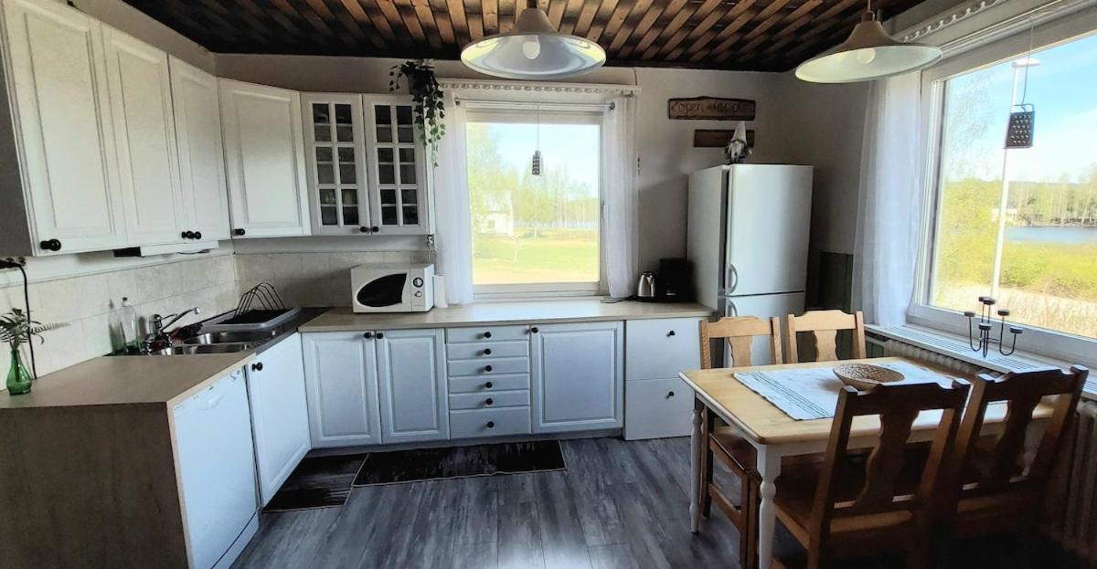 Swedish Lapland, cottage near lake, dogsled, boat - Chambres d'hôtes Ajaur