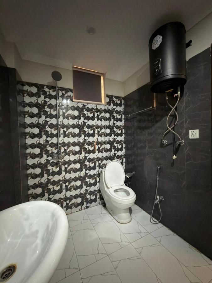 Eiffel Facing Cozy 1BHK Apartment - B&B Lahore