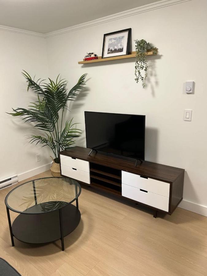 Modern & Cozy 2BR Suite Near Shops & Dining in clayton height - B&B Surrey
