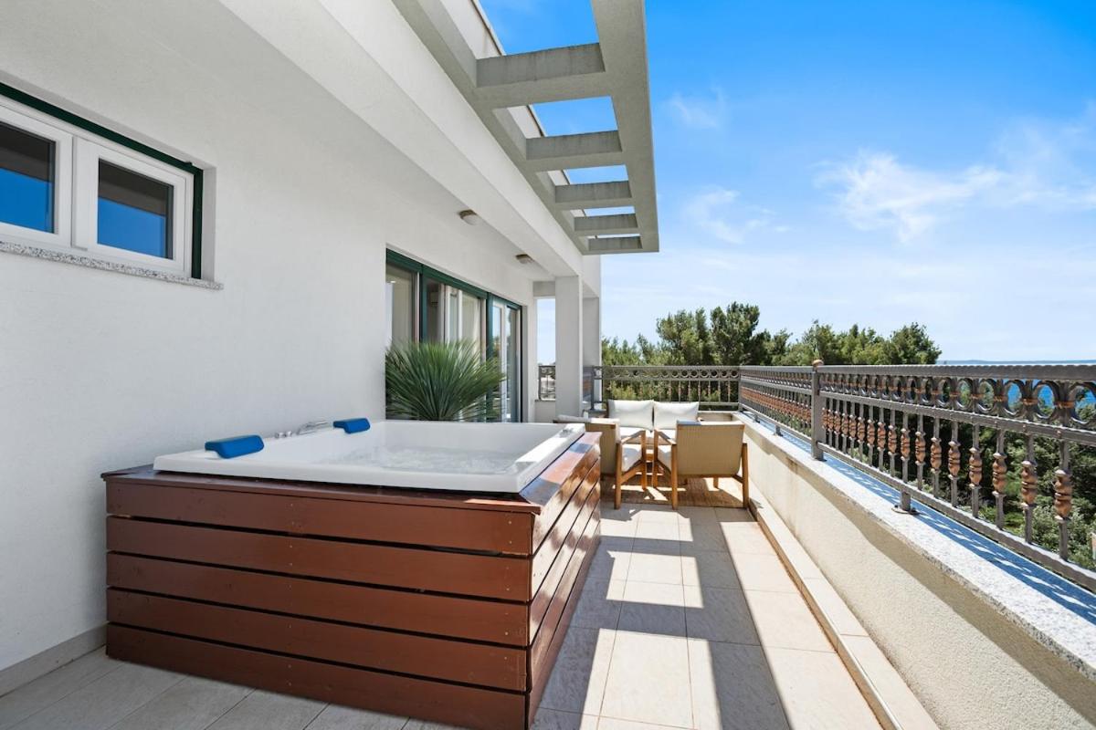 Yucca Residence - Sea View Penthouse with Jacuzzi - B&B Baška Voda