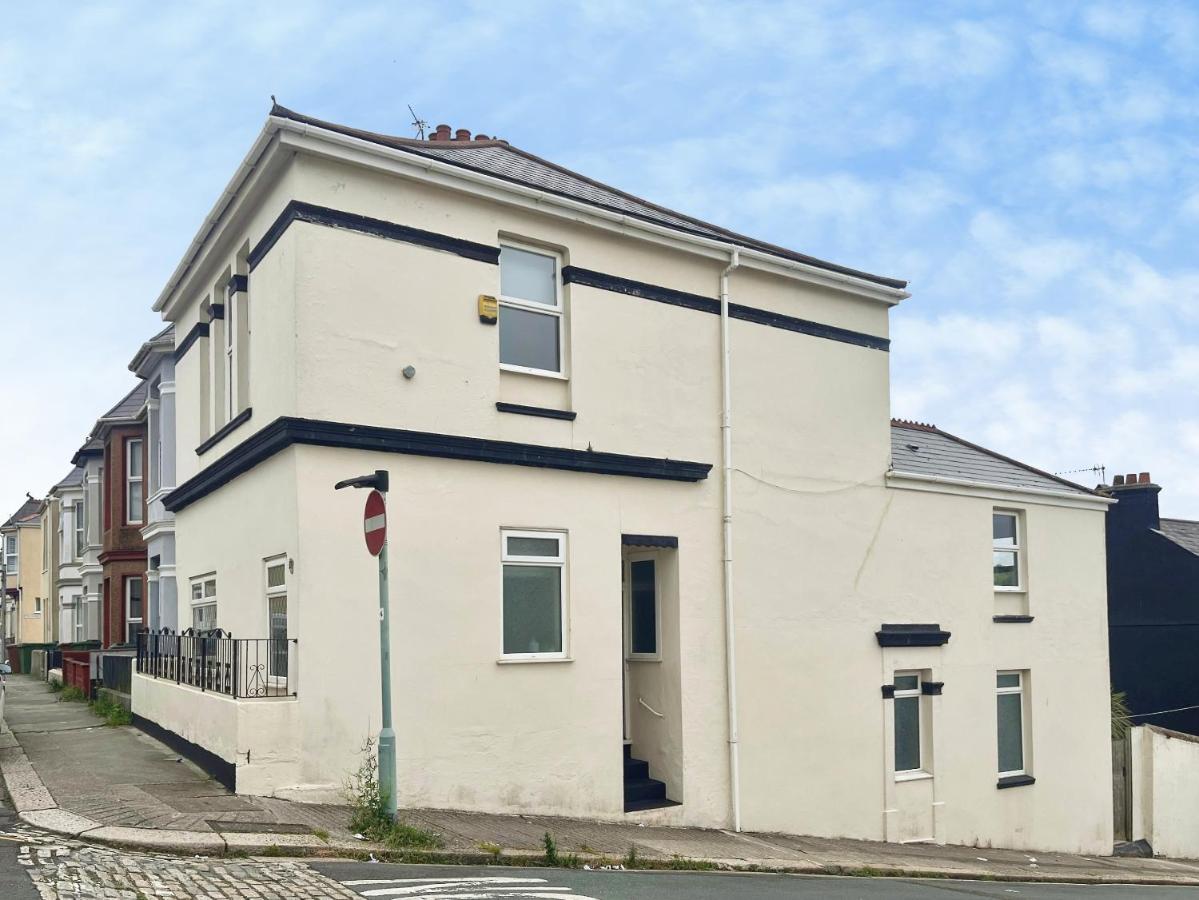 4BR Home - Free Parking - Near Dockyard - Sleeps 8 - B&B Plymouth